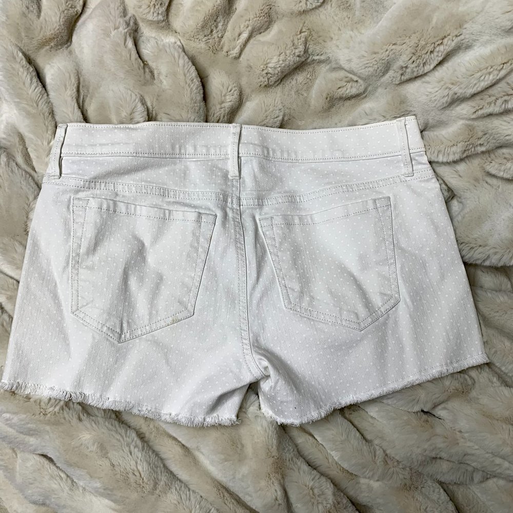 LOFT Ivory Off-White Stretch Polka Dot Distressed Cutoff Jean Shorts Sz 27/4 - Picture 2 of 3